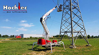 KI-Bild: Raupen-Arbeitsbühne an einem Strommast KI-Bild: Raupen-Arbeitsbühne an einem Strommast