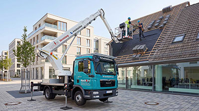KI-Bild: LKW-Arbeitsbühne bei Dacharbeiten KI-Bild: LKW-Arbeitsbühne bei Dacharbeiten