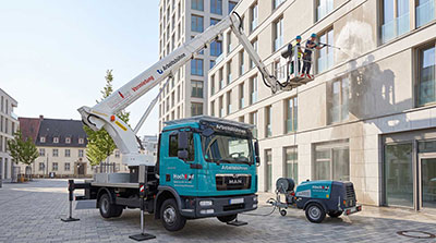 KI-Bild: LKW-Arbeitsbühne bei der Fassadenreinigung KI-Bild: LKW-Arbeitsbühne bei der Fassadenreinigung