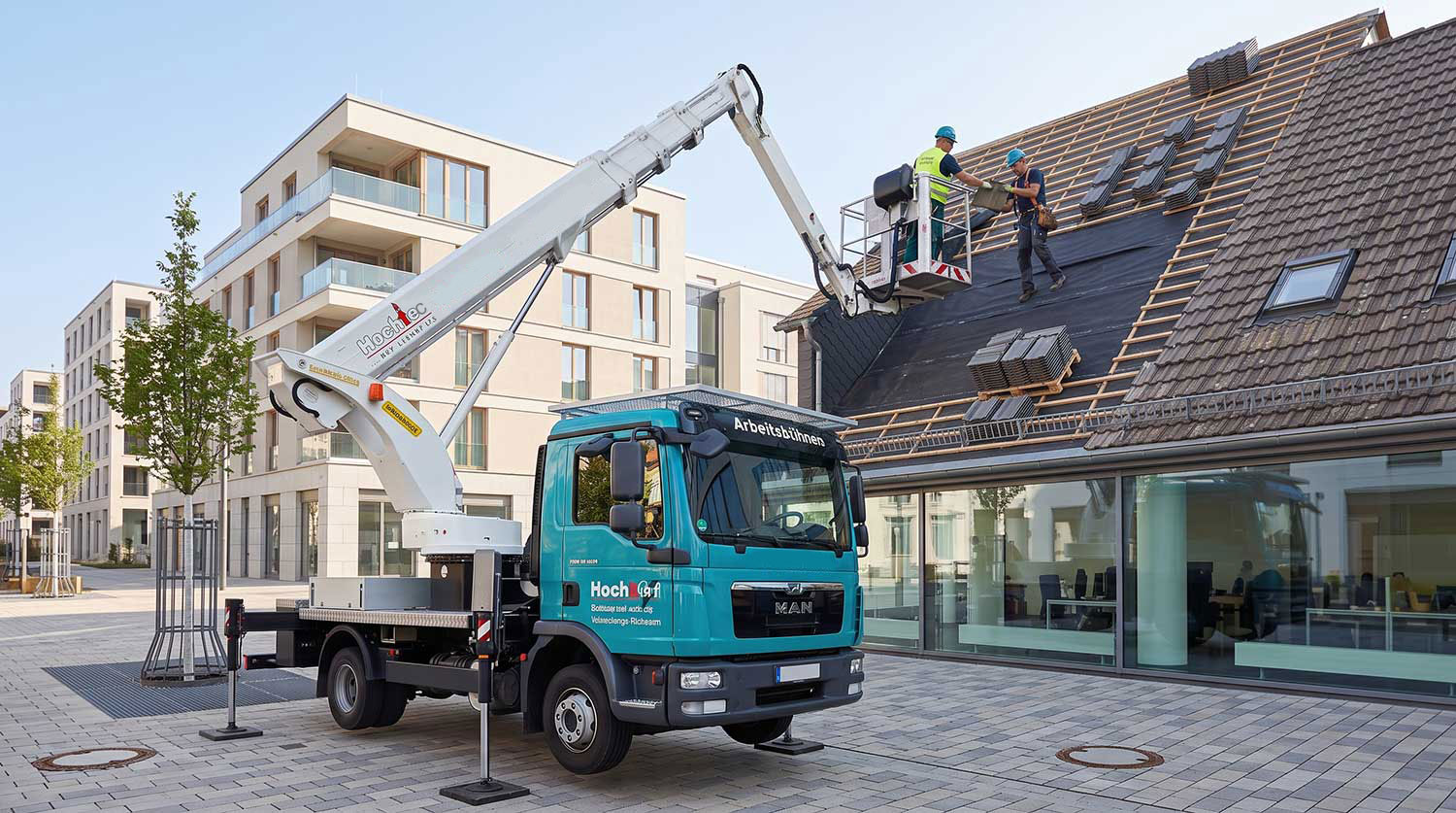 LKW-Arbeitsbühne von Hochtec bei Dacharbeiten an einem Neubau