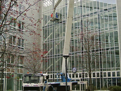 LKW-Arbeitsbühne an der Glasfassade eines Autohauses