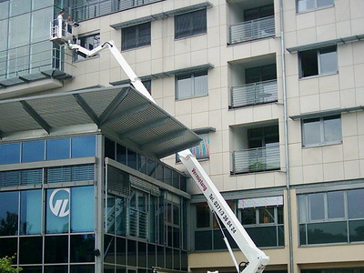 Teleskop-Arbeitsbühne an der Fassade eines Bürogebäudes
