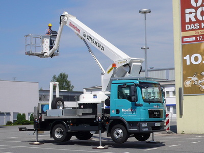 LKW-Arbeitsbühne von Hochtec mit ausgefahrenem Korb auf einem Parkplatz