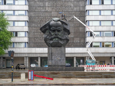Arbeitsbühne von Hochtec am Karl-Marx-Monument in Chemnitz