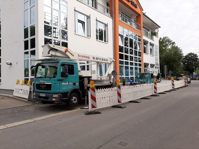 LKW-Arbeitsbühne von Hochtec mit Absperrung vor einem Bürogebäude