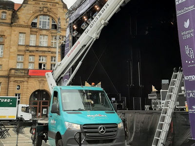 LKW-Arbeitsbühne von Hochtec beim Aufbau einer Veranstaltungsbühne
