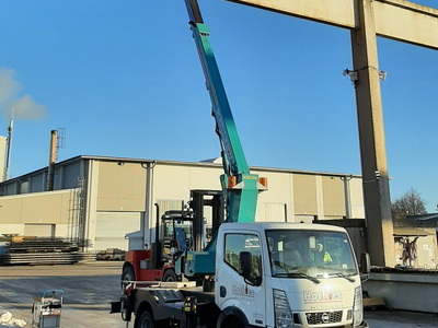 LKW-Arbeitsbühne an einer Industriehalle